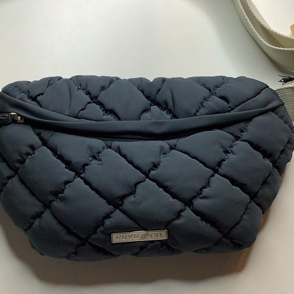 Frye and Co. Quilted Nylon Womens Adjustable Straps Fanny Pack, New With Tags - Picture 4 of 6